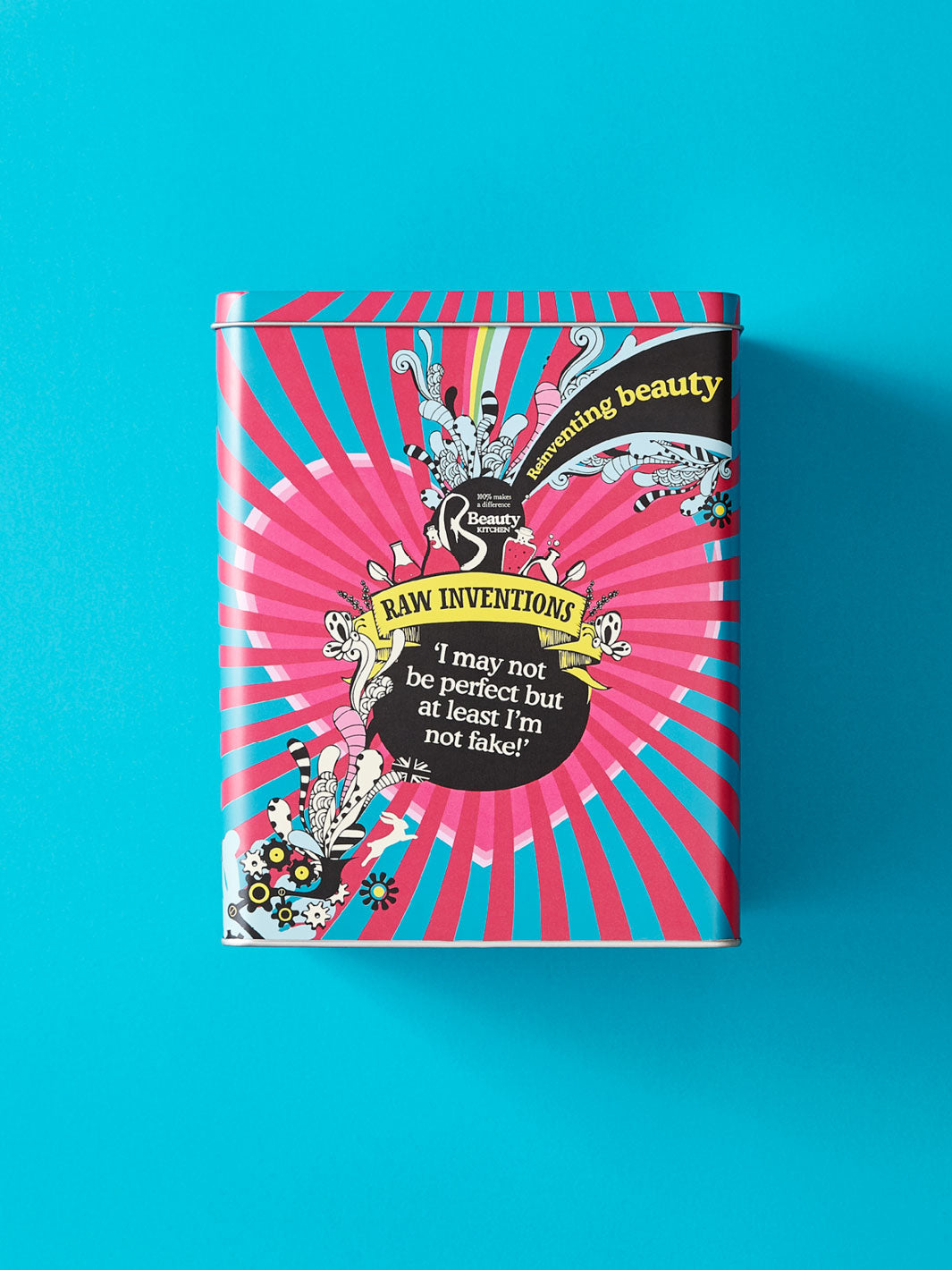 Una scatola in metallo rettangolare blu e rosa, realizzata su misura per Beauty Kitchen.