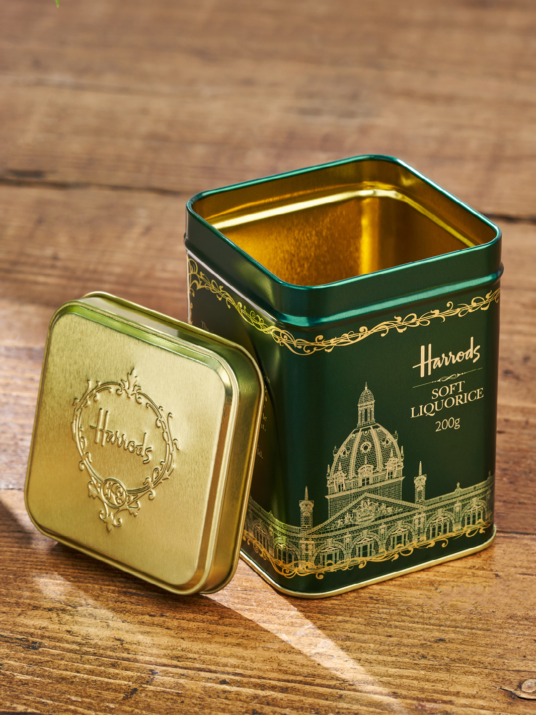 Una confezione in metallo verde di dolci per Harrods. L'oro è inciso nel metallo verde.