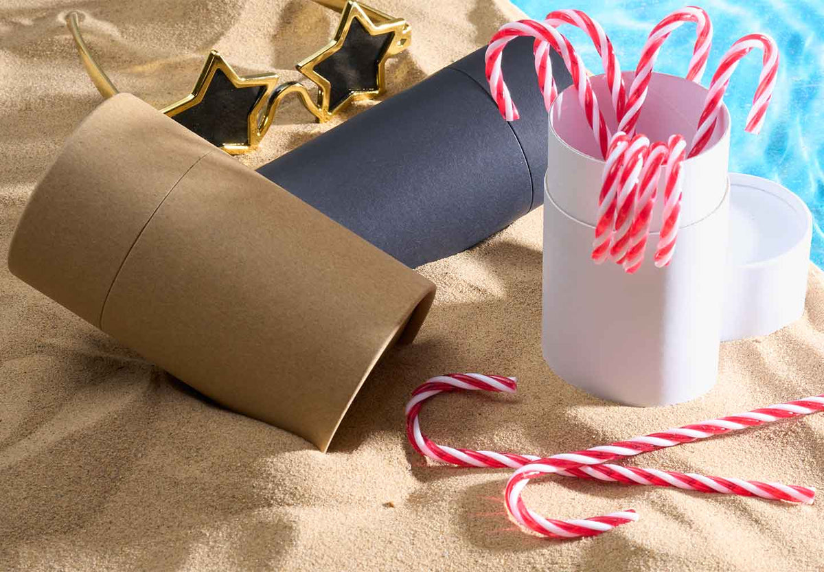 Imballaggio in tubo di cartone sulla spiaggia con decorazioni natalizie