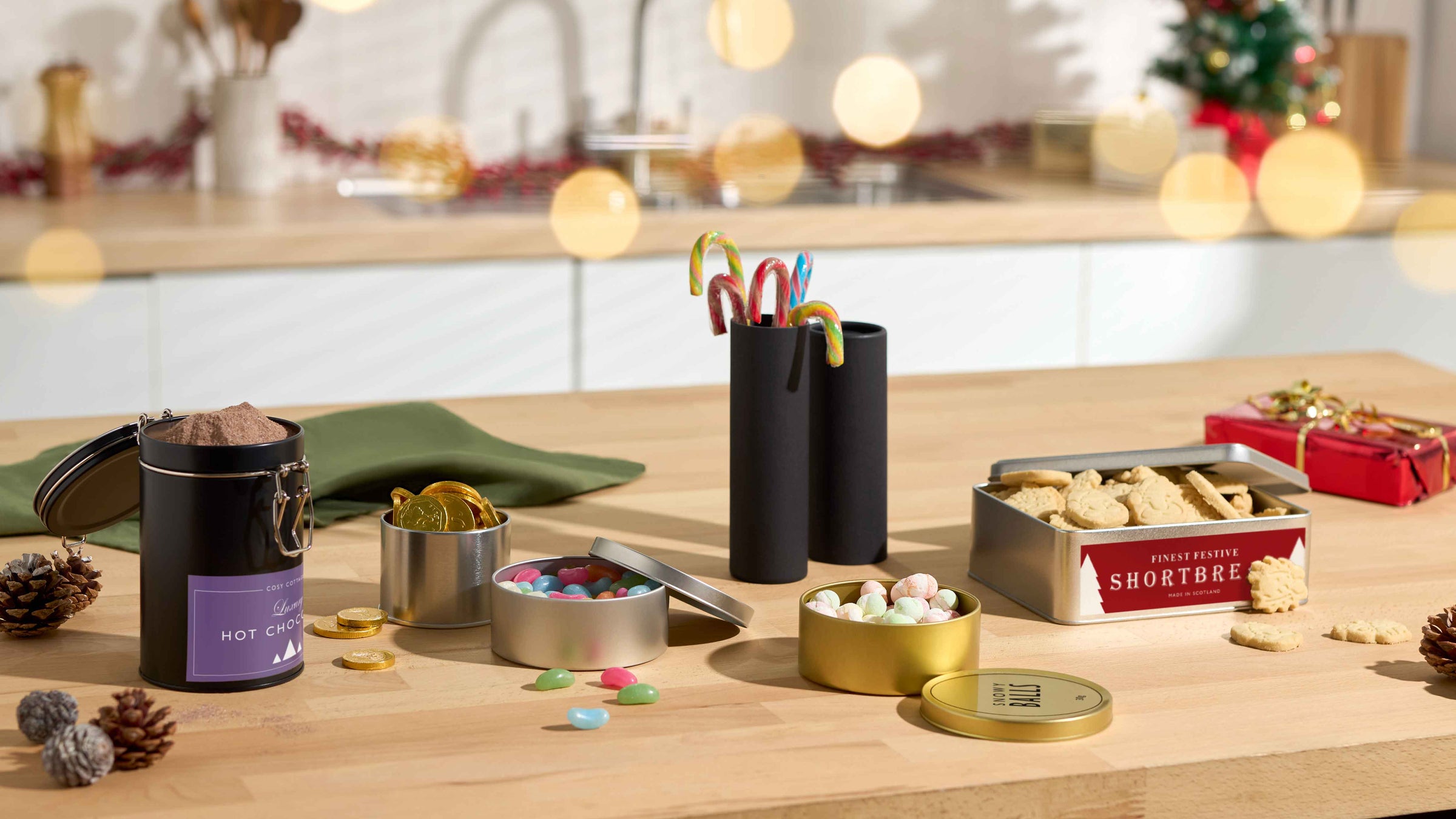 Collezione di contenitori per dolciumi in una cucina decorata per Natale.
