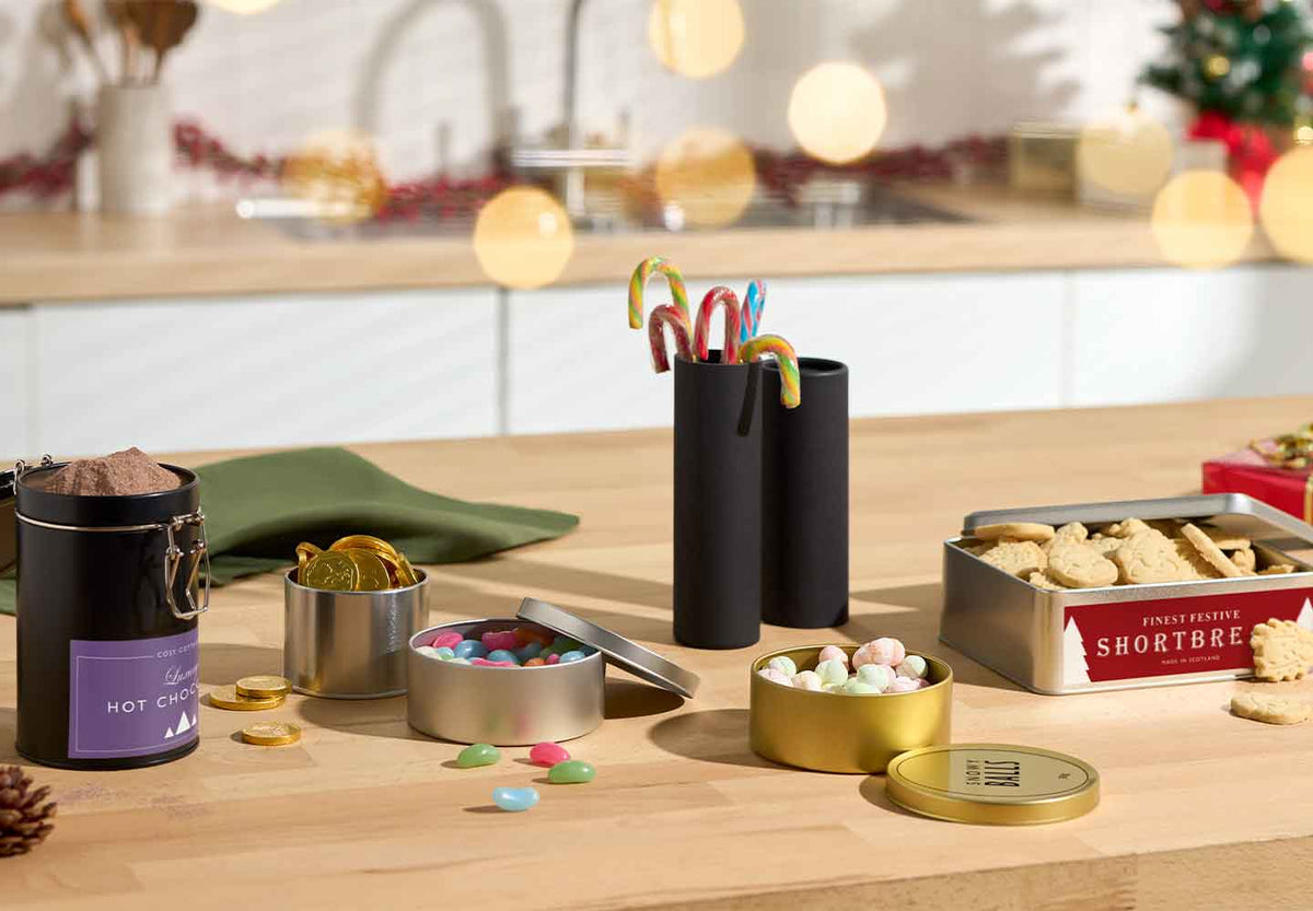 Collezione di contenitori per dolciumi in una cucina decorata per Natale.
