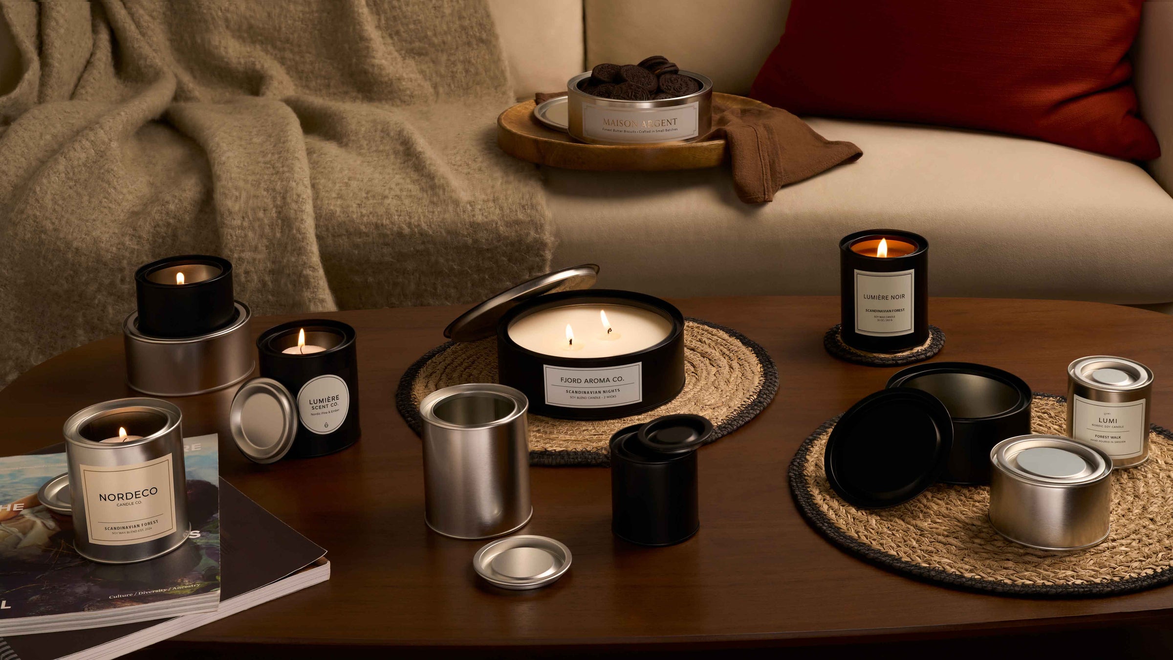 Barattoli con coperchio a leva contenenti candele in nero e argento in un soggiorno. 