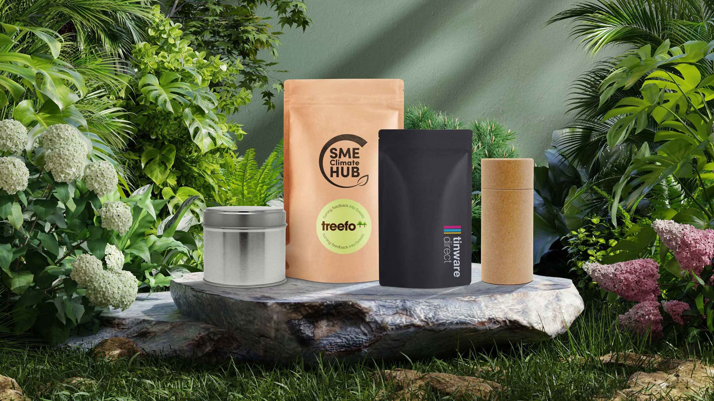 Collezione di imballaggi in diversi materiali su sfondo verde ed ecologico.