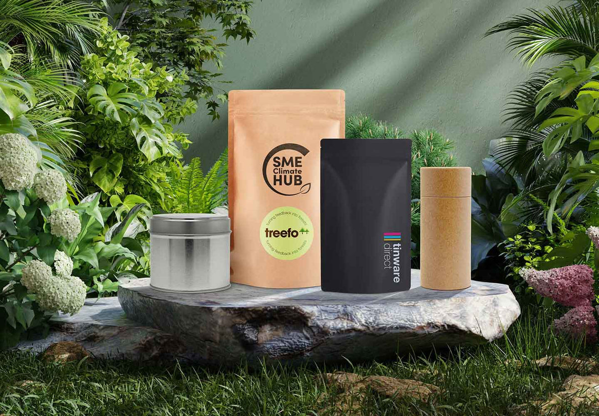 Collezione di imballaggi in diversi materiali su sfondo verde ed ecologico.
