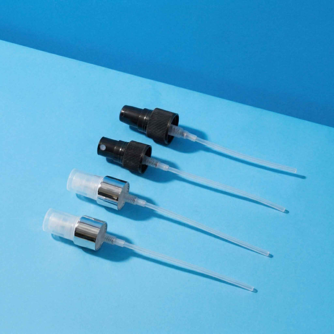Collezione di erogatori a pompa e spray in argento e nero su sfondo blu