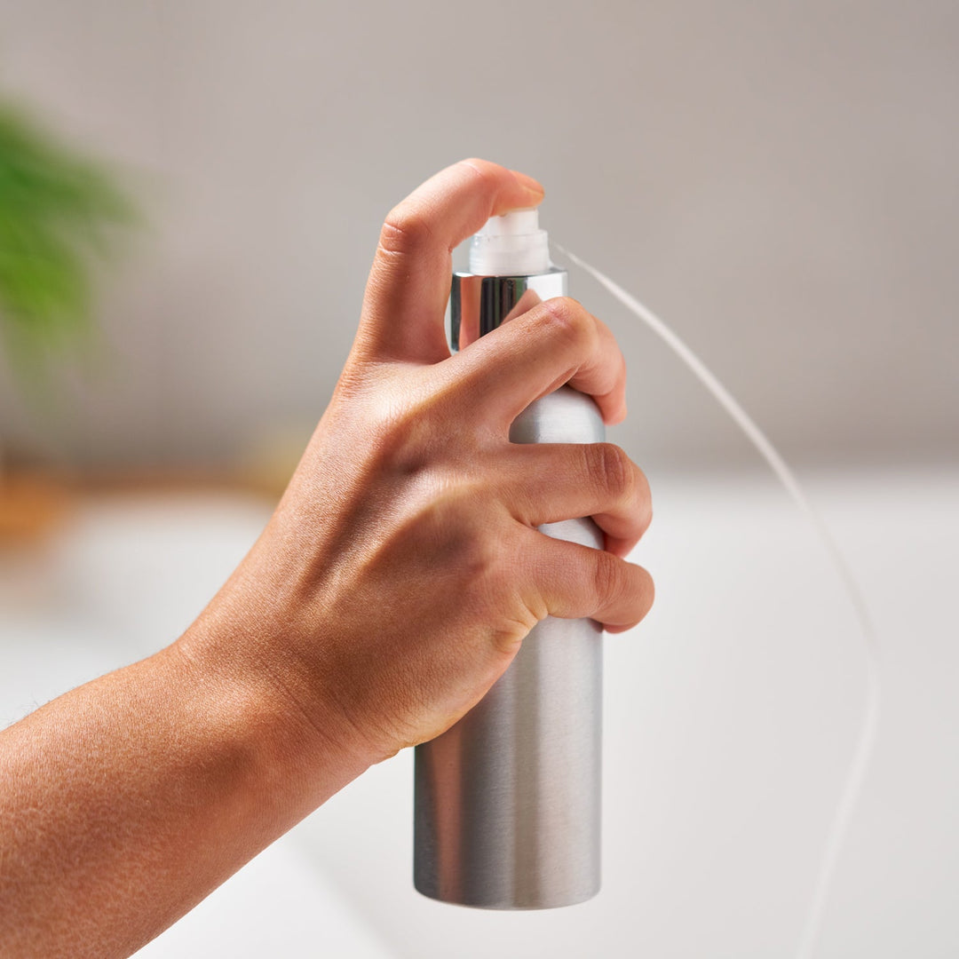 Tappo spray su una bottiglia di alluminio argento