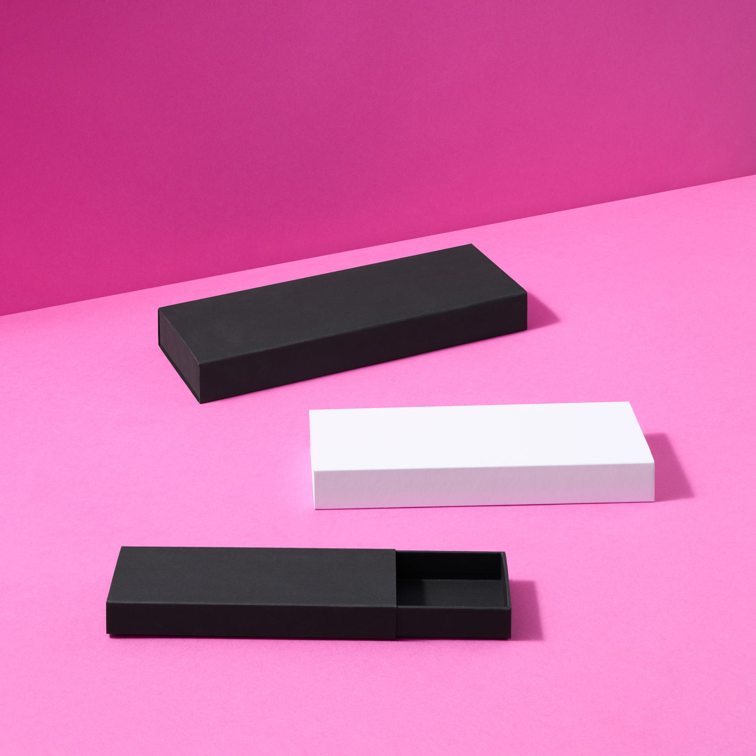 Confezioni regalo in stile scatola di fiammiferi in bianco e nero su sfondo rosa
