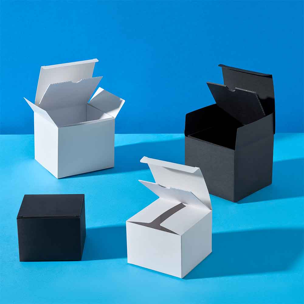 Collezione di scatole regalo quadrate in cartone, nere e bianche.