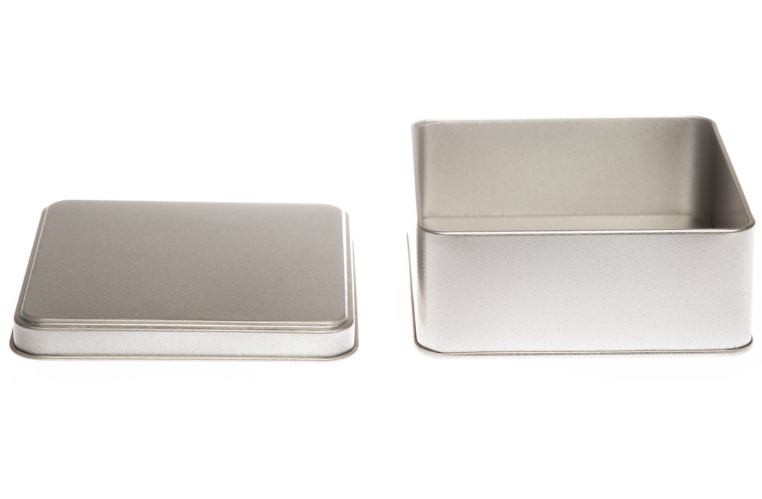 Contenitore in latta quadrato color argento con coperchio a gradino ​